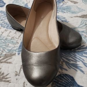 Womens size 7 silver Rockport flats